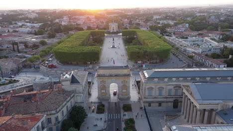 Luftaufnahme-Des-Parc-Du-Peyrou-Montpellier-Bei-Sonnenuntergang-über-Dem-Arc-De-Triomphe,-Frankreich